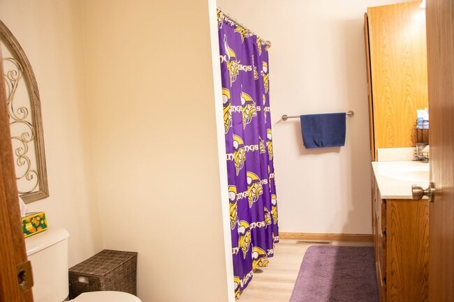 Building Photo - Very Well Maintained Apartment - One Floor...