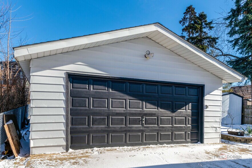 2 car detached garage - 119 S Pine St