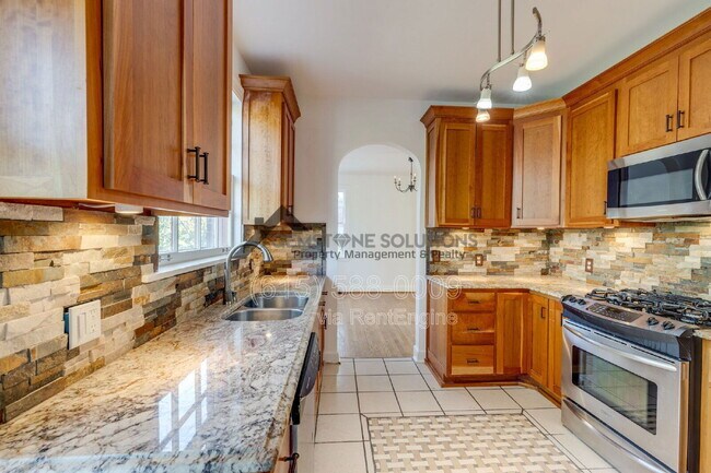 Building Photo - 502 32nd Ave S