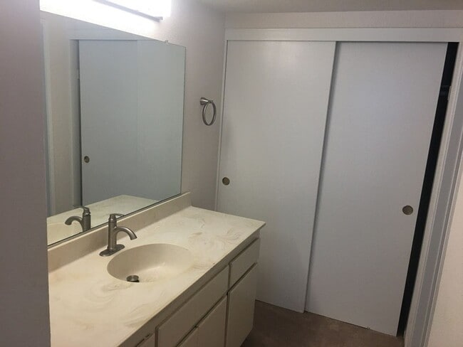 Building Photo - Updated End Unit 3 Bedroom Townhome