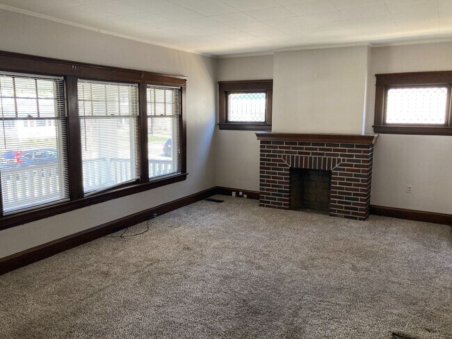 Building Photo - 1285 W 105th St