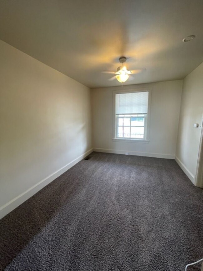 Building Photo - 3 Bedroom Single Family Home in Harrisburg!