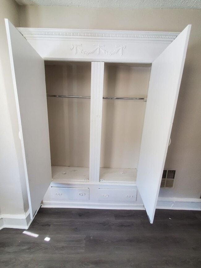 Building Photo - Charming 3-Bedroom Home