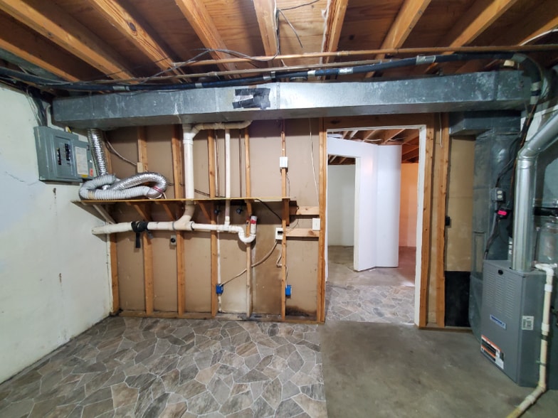 Building Photo - 515 S Mt Carmel St