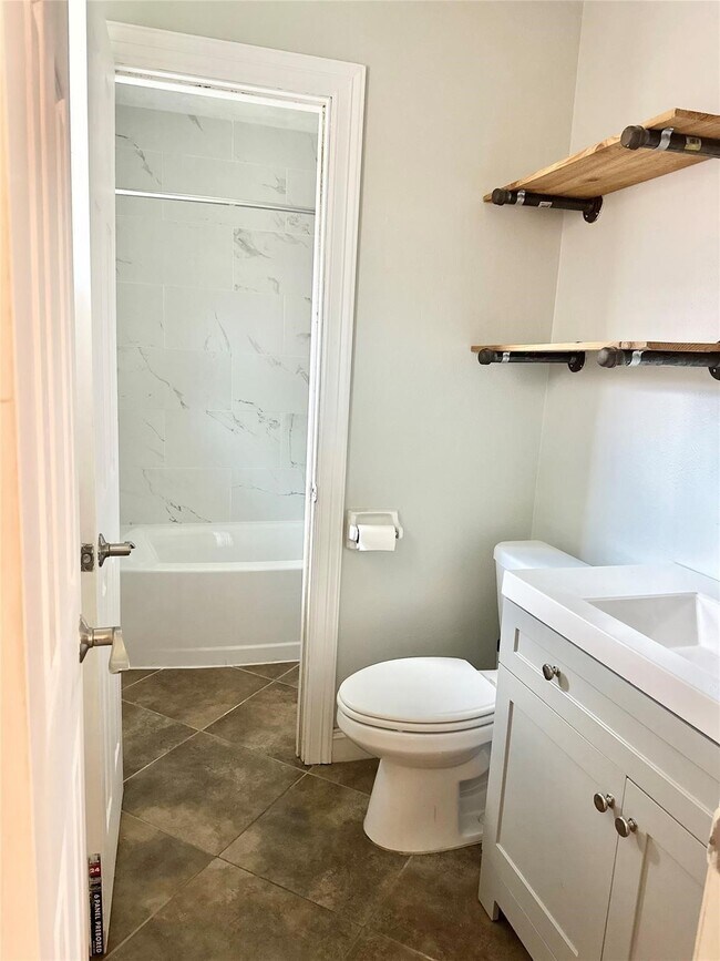 Building Photo - 1126 E Dartmouth Ln