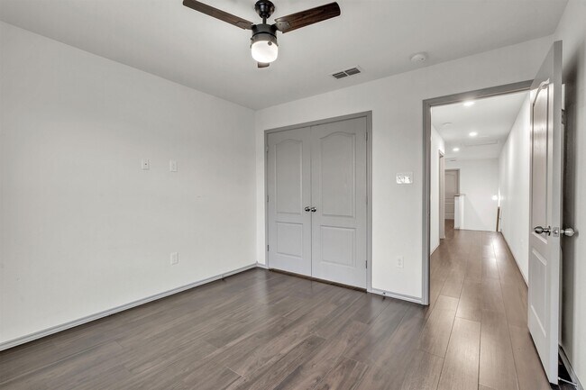 Building Photo - 204 Welland Dr