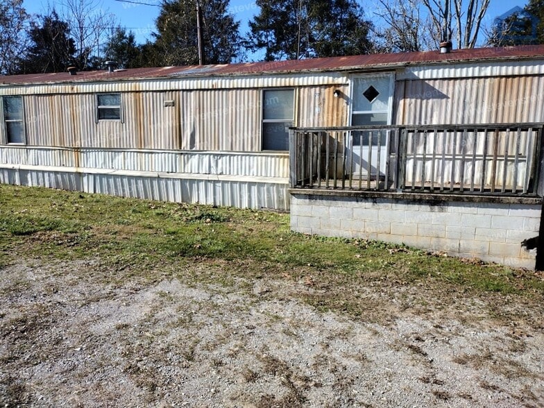 Building Photo - 211 Holly Berry Ln