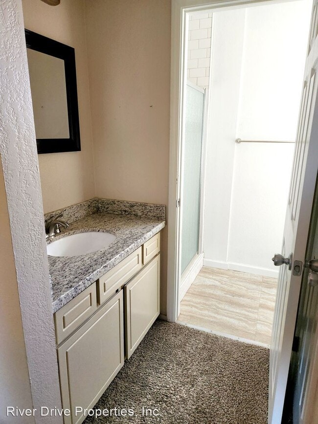 Building Photo - 2 br, 2.5 bath House - 932 E. Oakridge Avenue