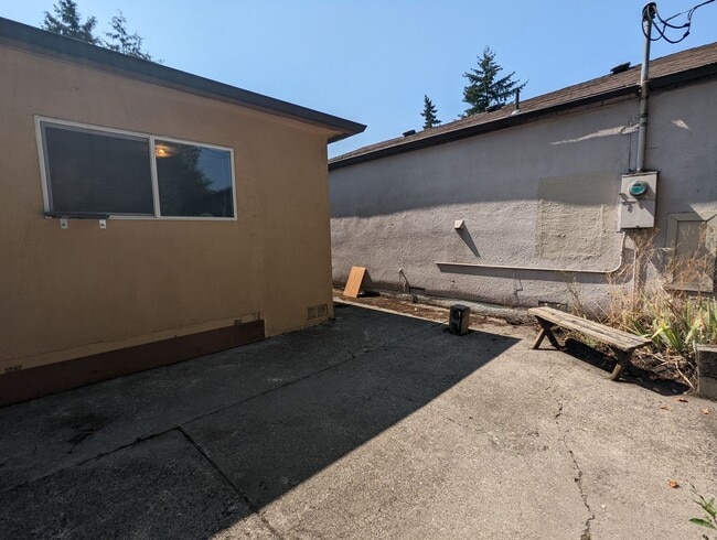 Building Photo - Nice 3-Bedroom, 1-Bath Duplex in Eugene!