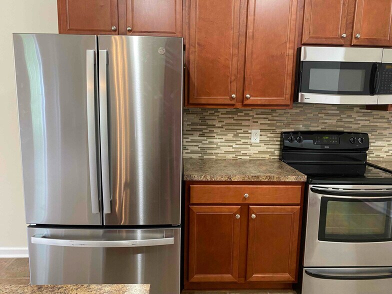 Building Photo - 102 Privett Ct