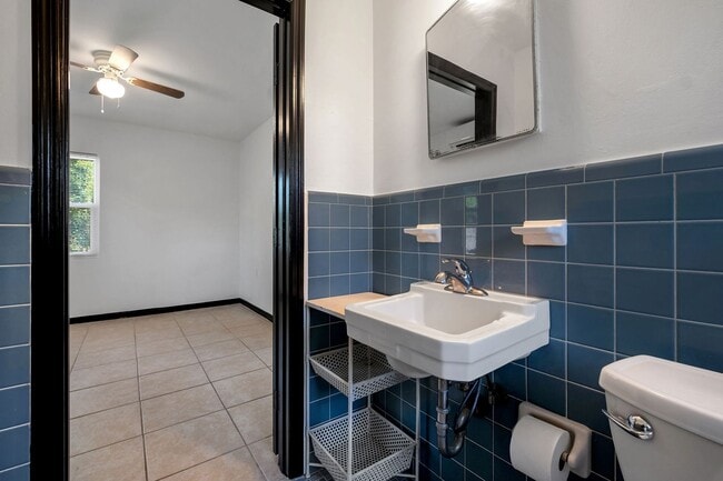 Building Photo - Convenient & Comfortable 1/1 – Updated and...