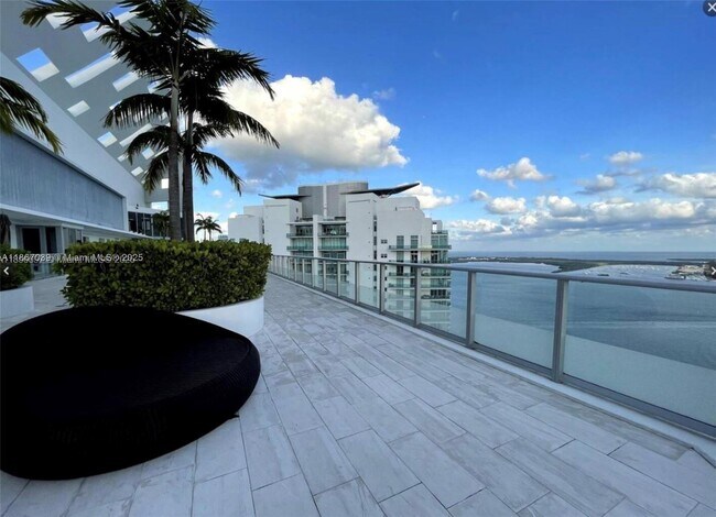 Building Photo - 1300 Brickell Bay Dr