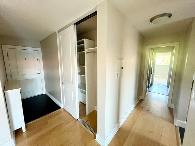 Building Photo - Modern 2BR/2BA Hillcrest Condo with Private Balcony & Amenities