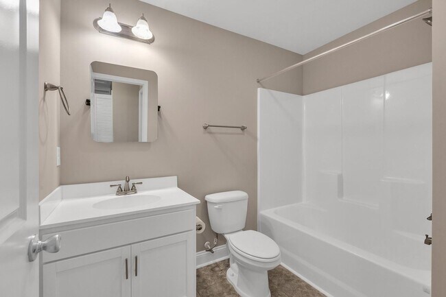 Building Photo - 3 BR close to Stone Bay!