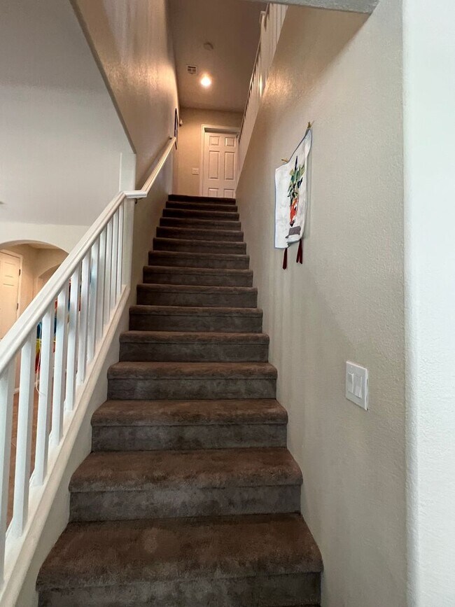 Building Photo - ABSOLUTELY AMAZING! Large 4 bedroom 2 stor...