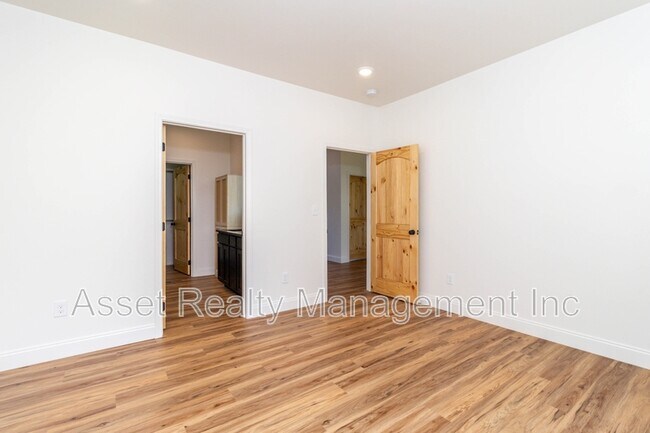Building Photo - 915 River Cliff Dr