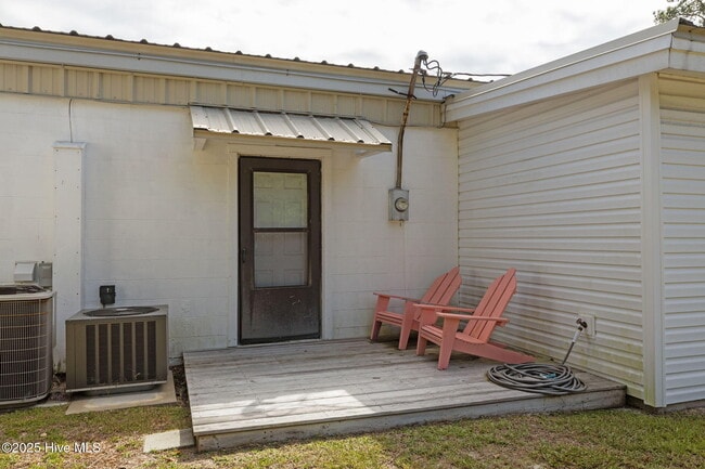 Building Photo - 360 Island Rd