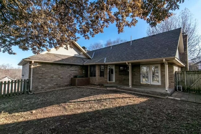 Building Photo - 5 bedroom/3 bath w/mother in law style qua...