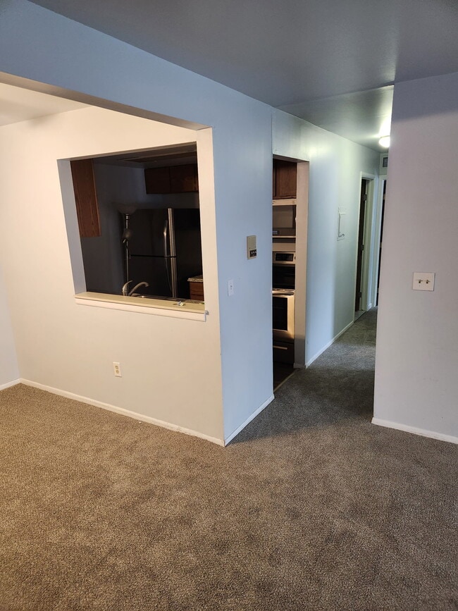 Building Photo - 1472 W Chateau Vert