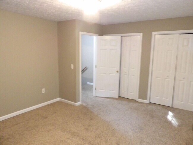 Building Photo - 244 Meadowview Dr