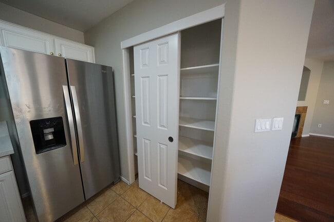 Building Photo - SHOWINGS AVAILABLE NOW