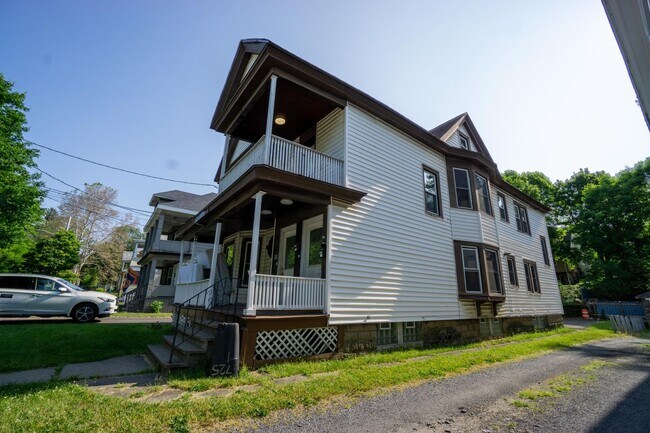 Building Photo - First Floor 3 Bedroom Apartment Close To C...