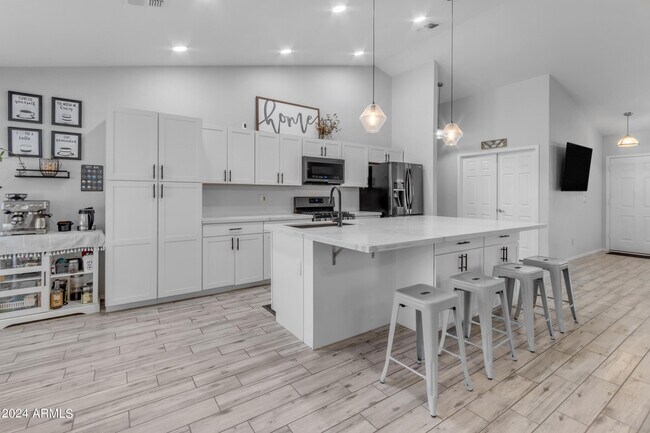 Building Photo - 1114 E Artesian Way