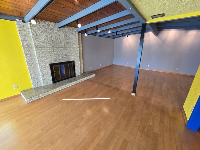 Building Photo - Spacious 3BR/2BA with Modern Upgrades, Lar...