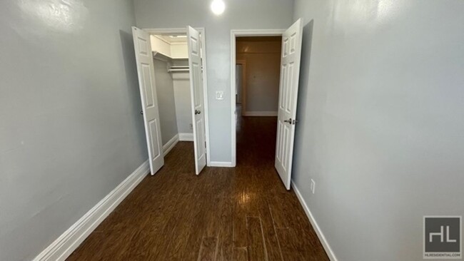 Building Photo - COZY & COMFORTABLE  VERY BRIGHT 2.5 BEDROO...