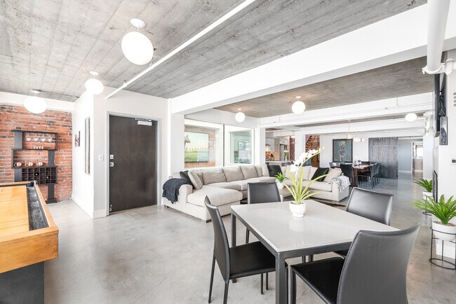 Building Photo - Penthouse