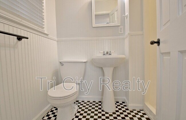 Building Photo - 115 Church Aly