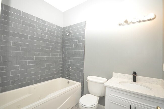 Building Photo - 138 W 7th St