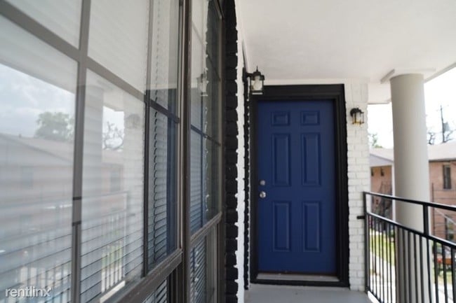 Building Photo - 2 br, 1 bath Apartment - 3316 N Macgregor Way