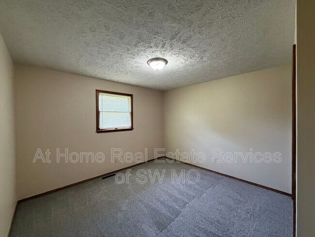 Building Photo - 103 S Cottonwood Ave