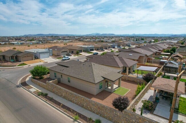 Building Photo - Furnished Eastside Beautiful 3 bed/2 baths for RENT Utilities & Wi-Fi INCLUDED