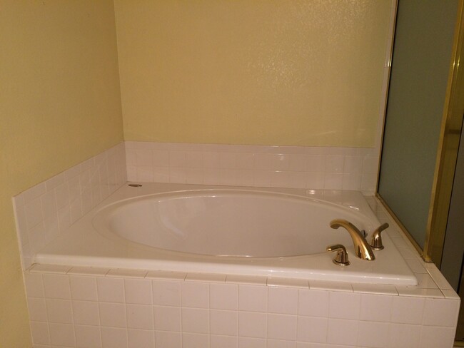 Building Photo - Beautiful 2B Condo in Lafayette's Autumn R...