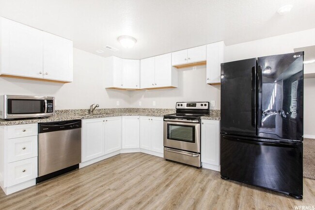 Building Photo - 577 E 200 S