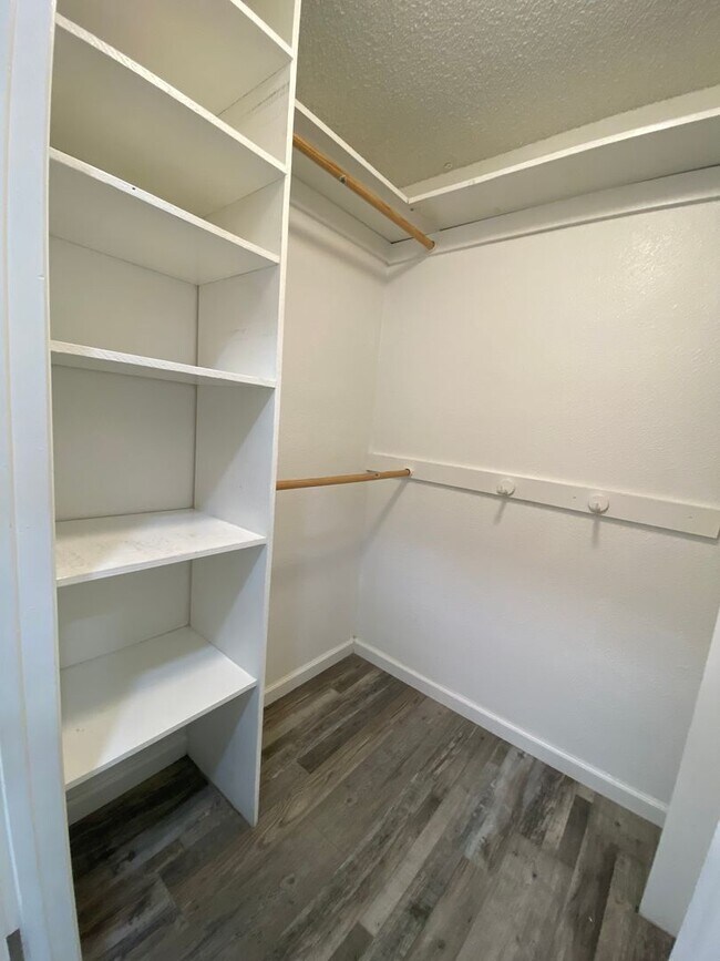 Building Photo - Newley Remodeled 3 BD 2 BA house on corner...