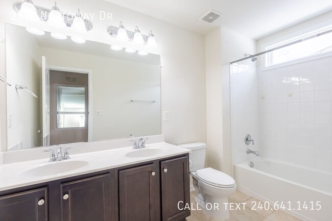 Building Photo - 2112 Nottoway Dr