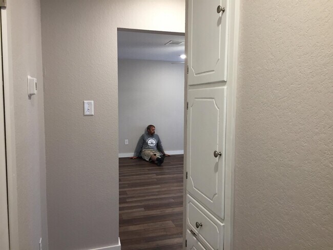 Building Photo - 501 E Oak Ridge Dr