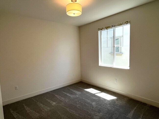 Building Photo - Spacious 4-Bedroom Home in Prime Tracy Loc...