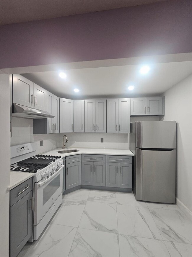 Building Photo - 918 E 107th St