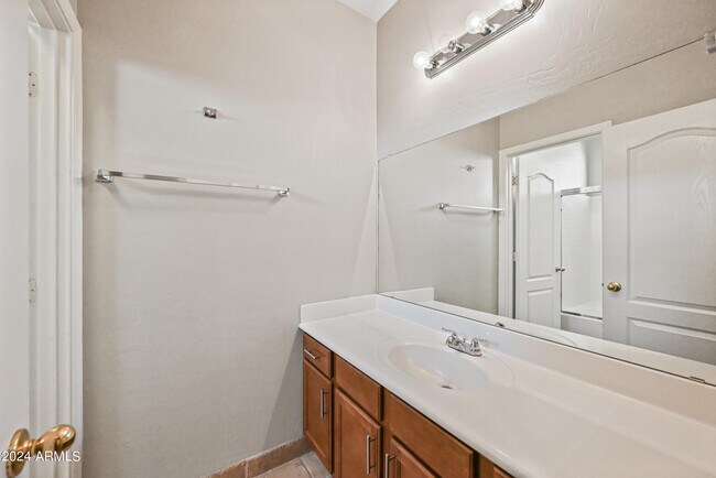 Building Photo - 2600 E Springfield Pl