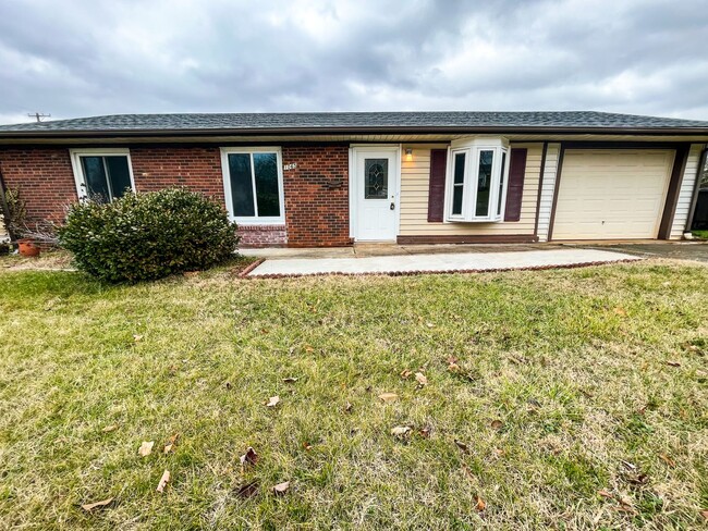 Building Photo - Cozy 3 Bedroom, 1 1/2 Bathroom Near Downto...