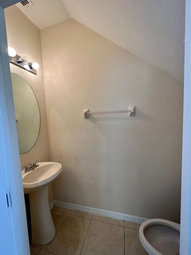 Building Photo - Townhome For Rent