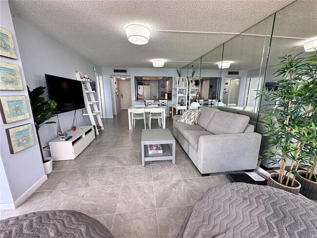 Building Photo - 6361 Bahia Del Mar Blvd S