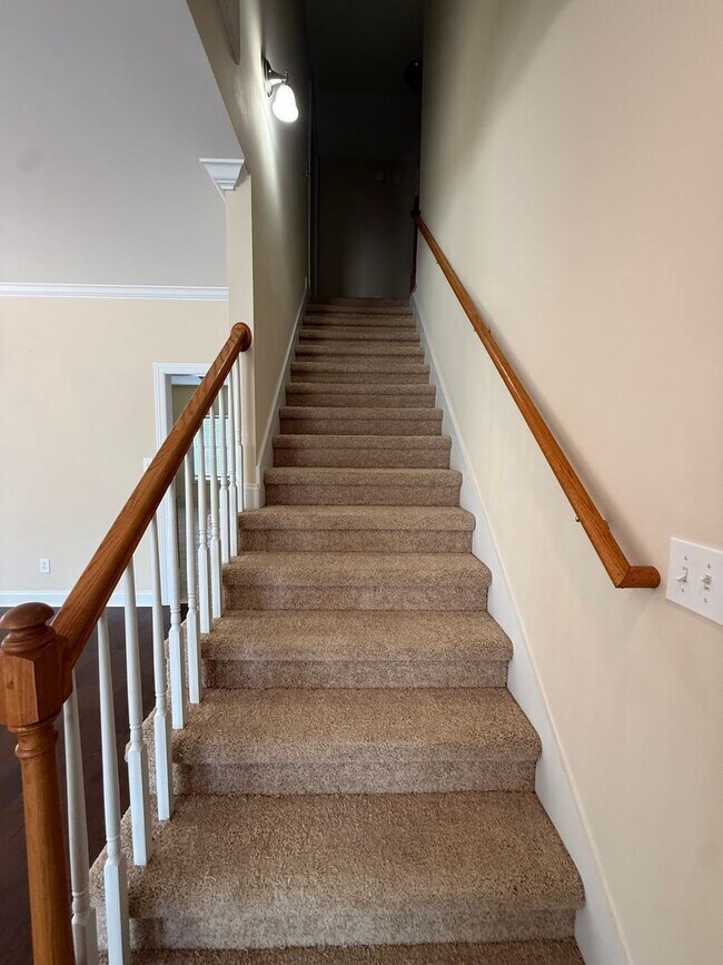 Building Photo - Well-Maintained Home in Convenient Madison Location