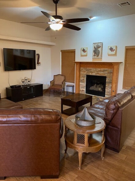 Family Room - 3559 Rosewood Ave