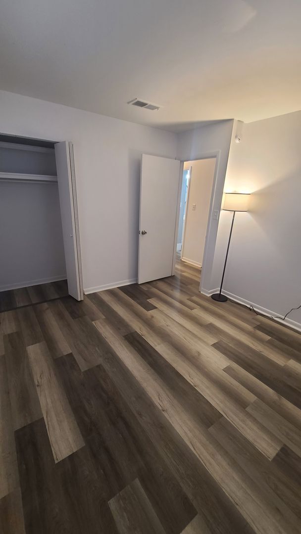 Building Photo - Fully Renovated 3/1 with huge fenced-in ba...