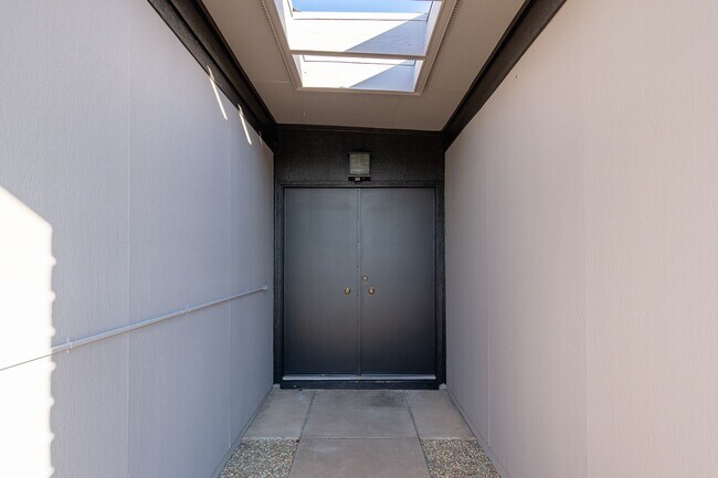 Building Photo - Stunning 3-Bedroom Home in Prime Glendale Location